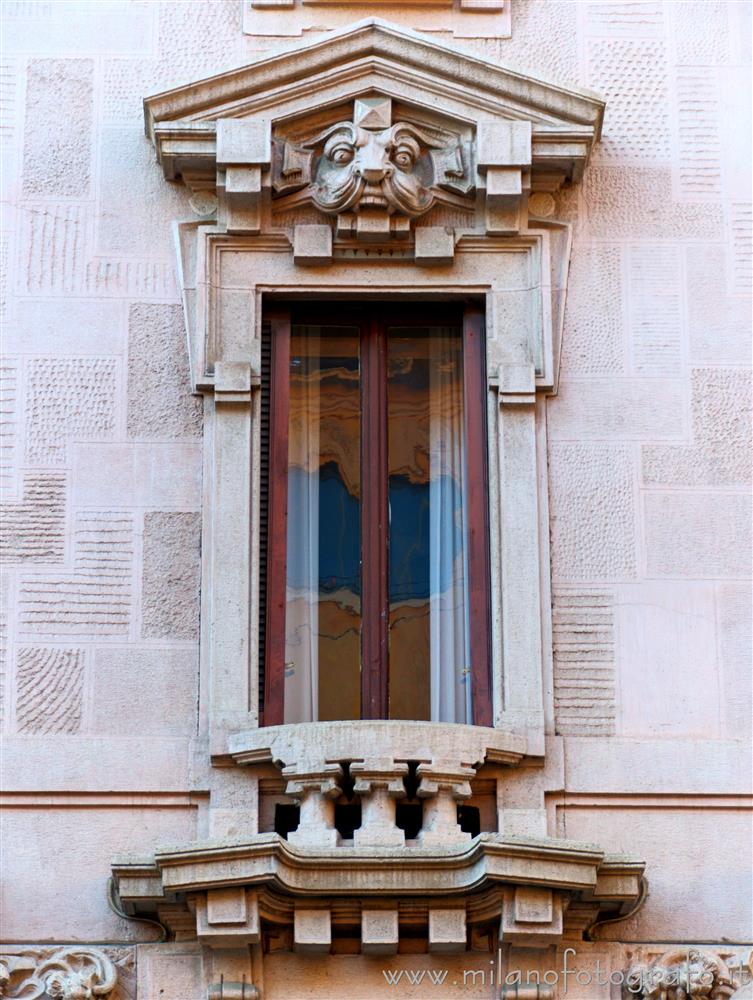 Milano - Balcone liberty nella Prima Prima Casa Berri Meregalli